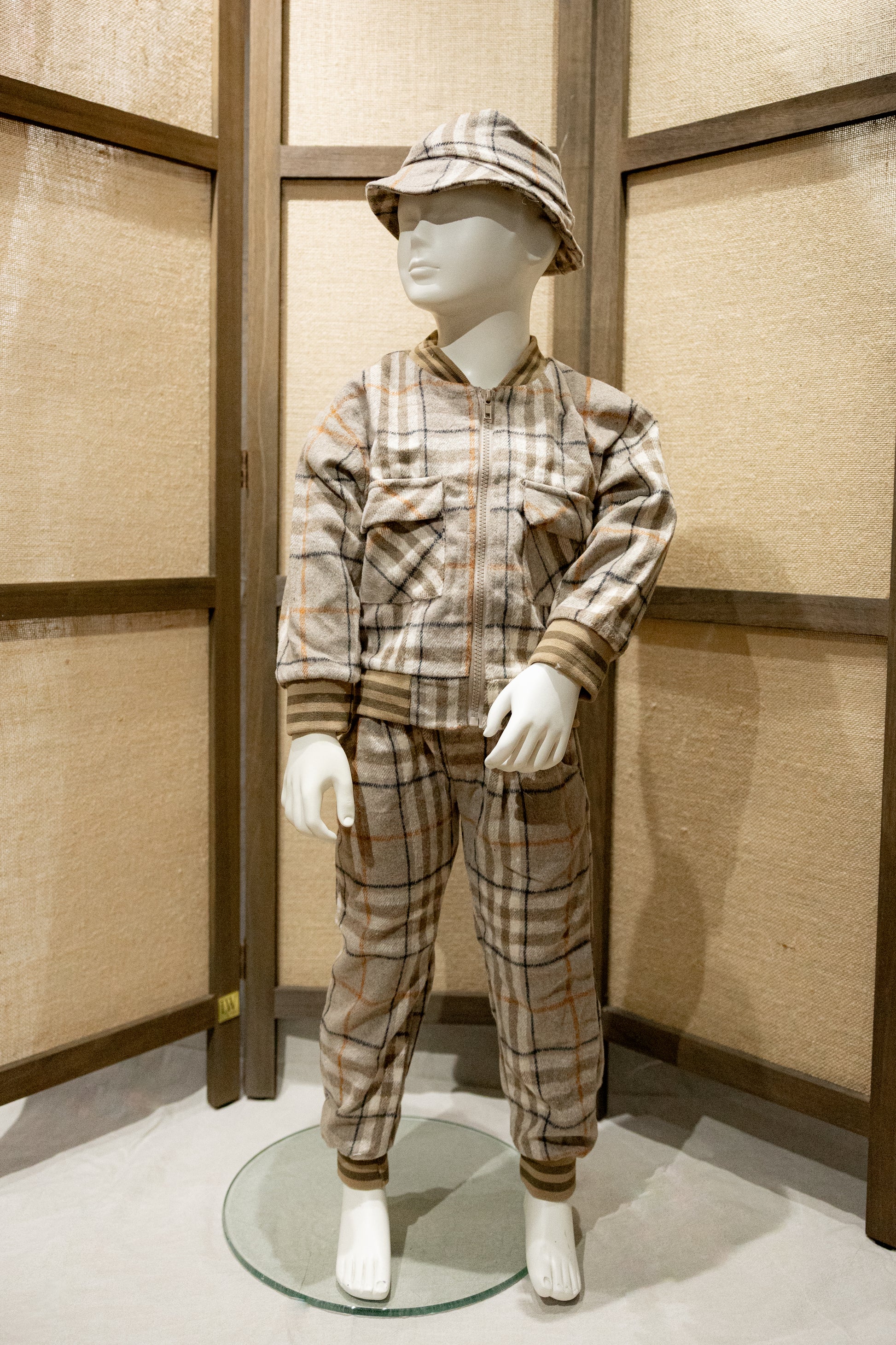 Broekje met bijpassend vestje en hoedje