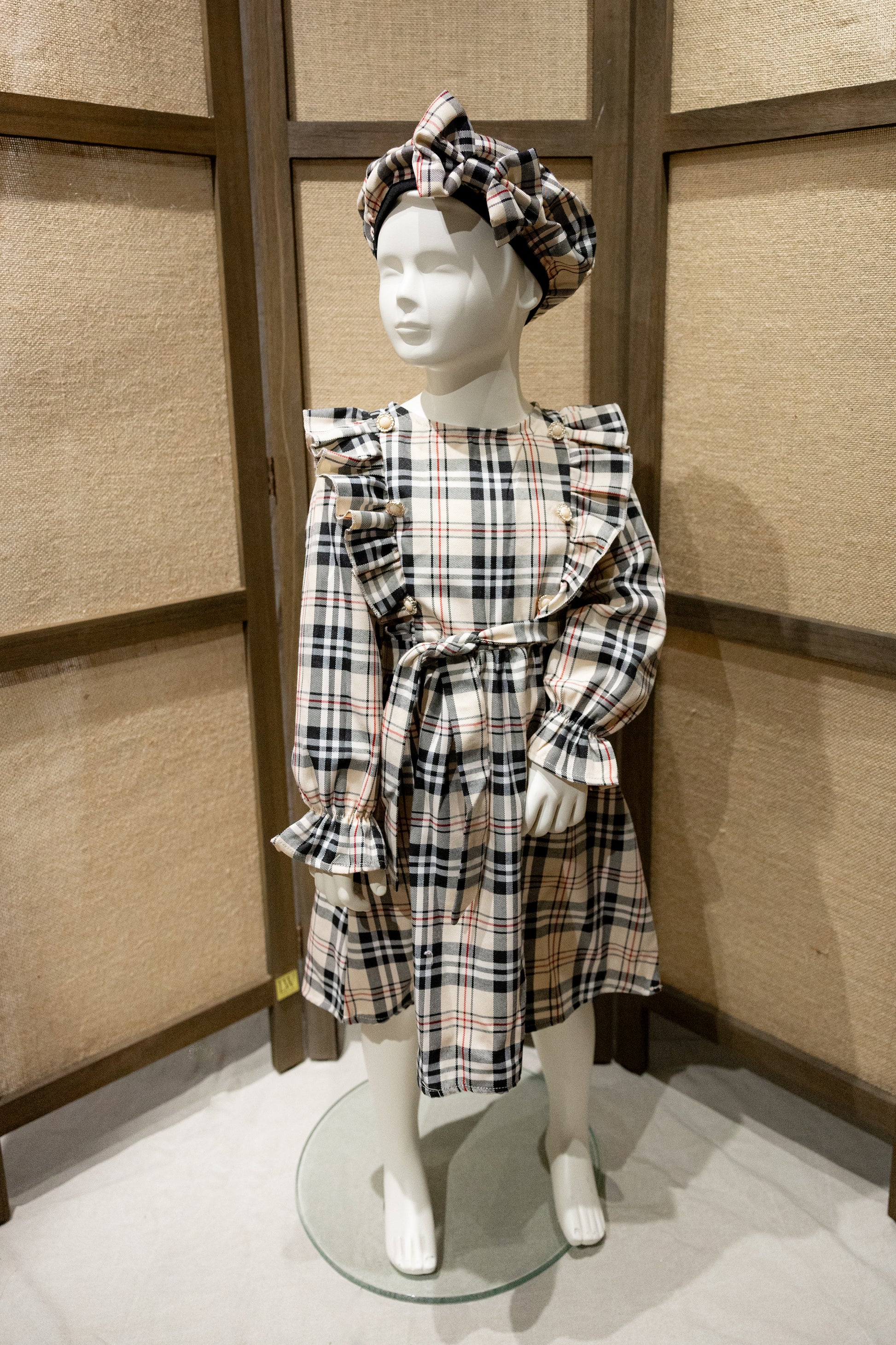 Geruit jurkje met ceintuur en mutsje