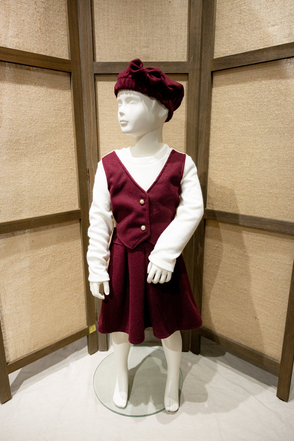 Bordeaux jurkje met bijpassend mutsje