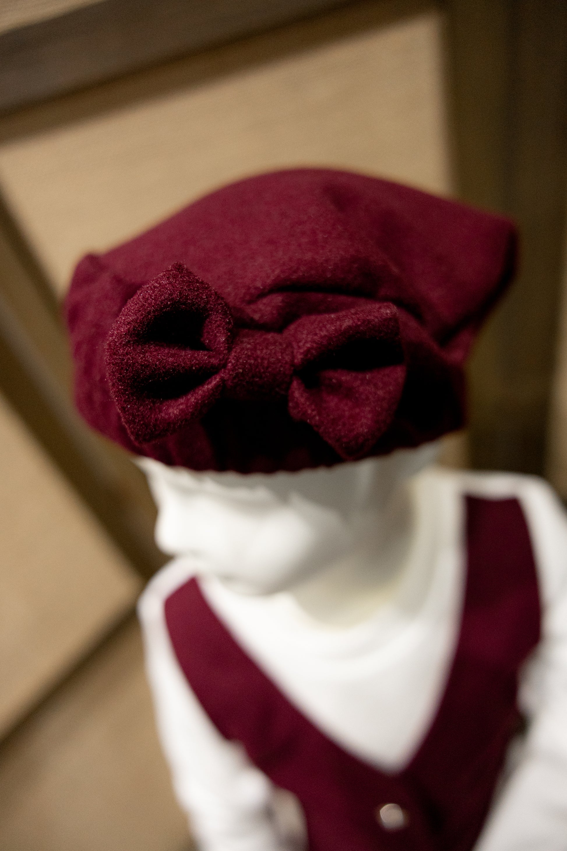 Bordeaux jurkje met bijpassend mutsje