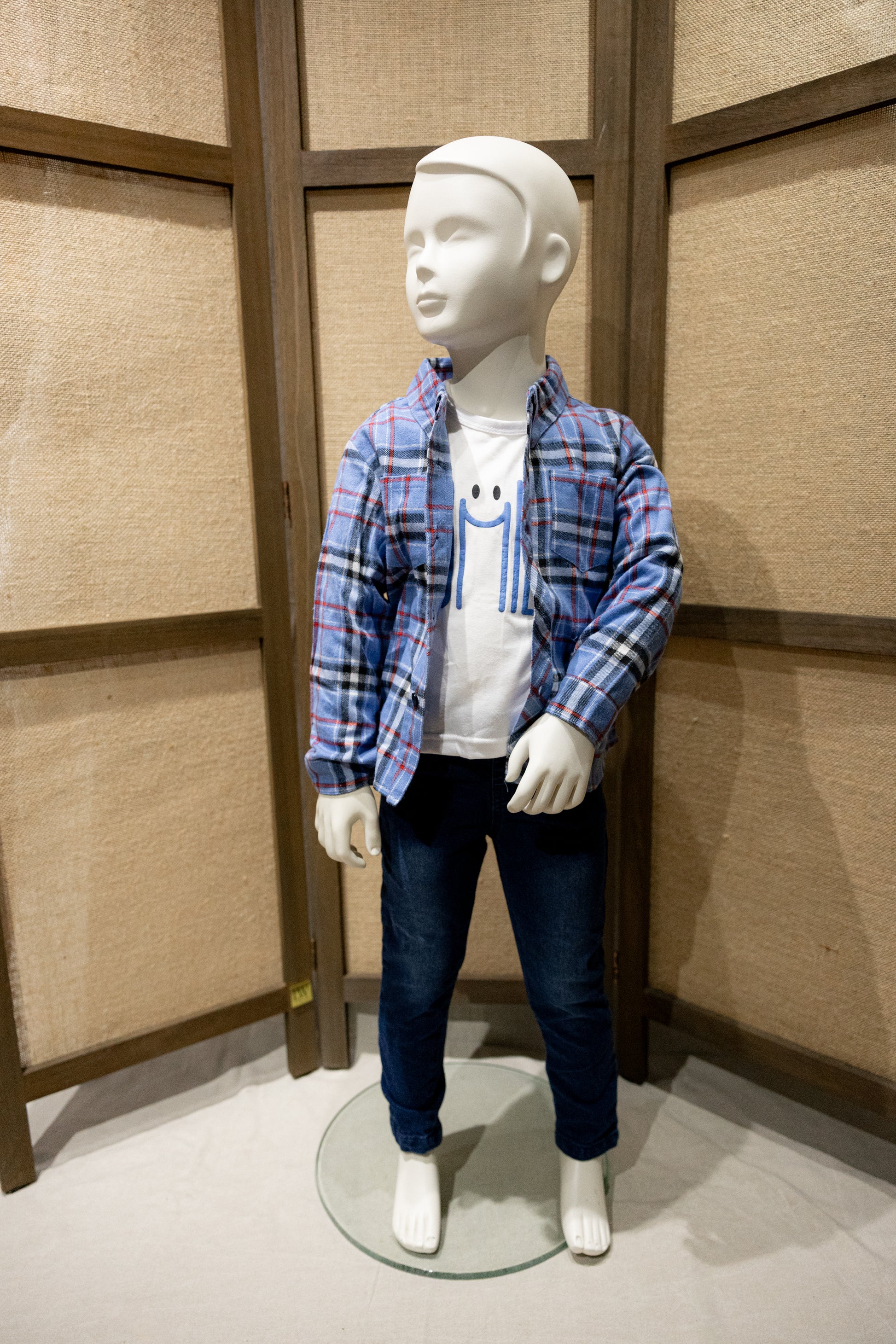 Spijkerbroekje met shirt en geruite blouse