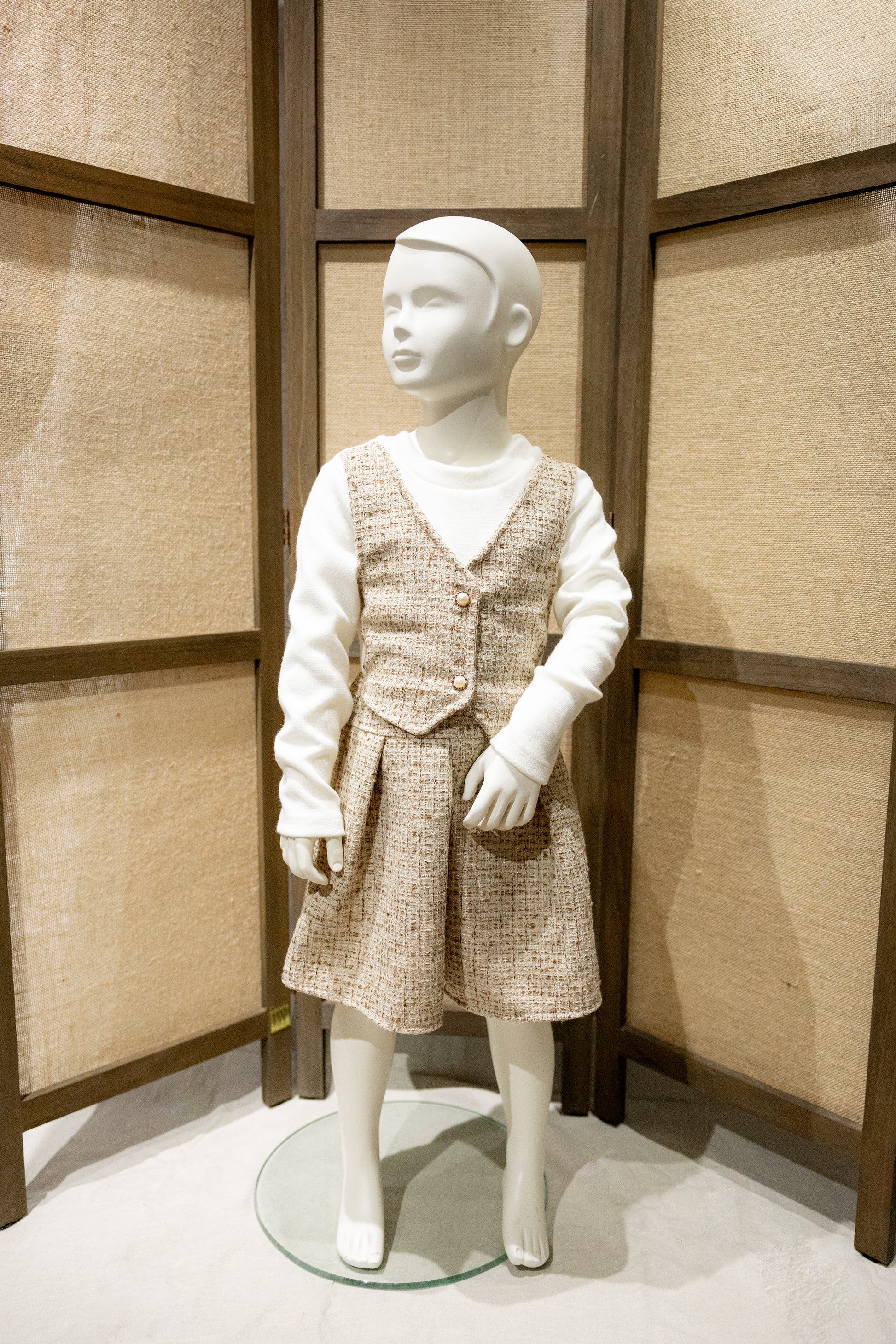 Jurk, met creme bovenstukje en gilet