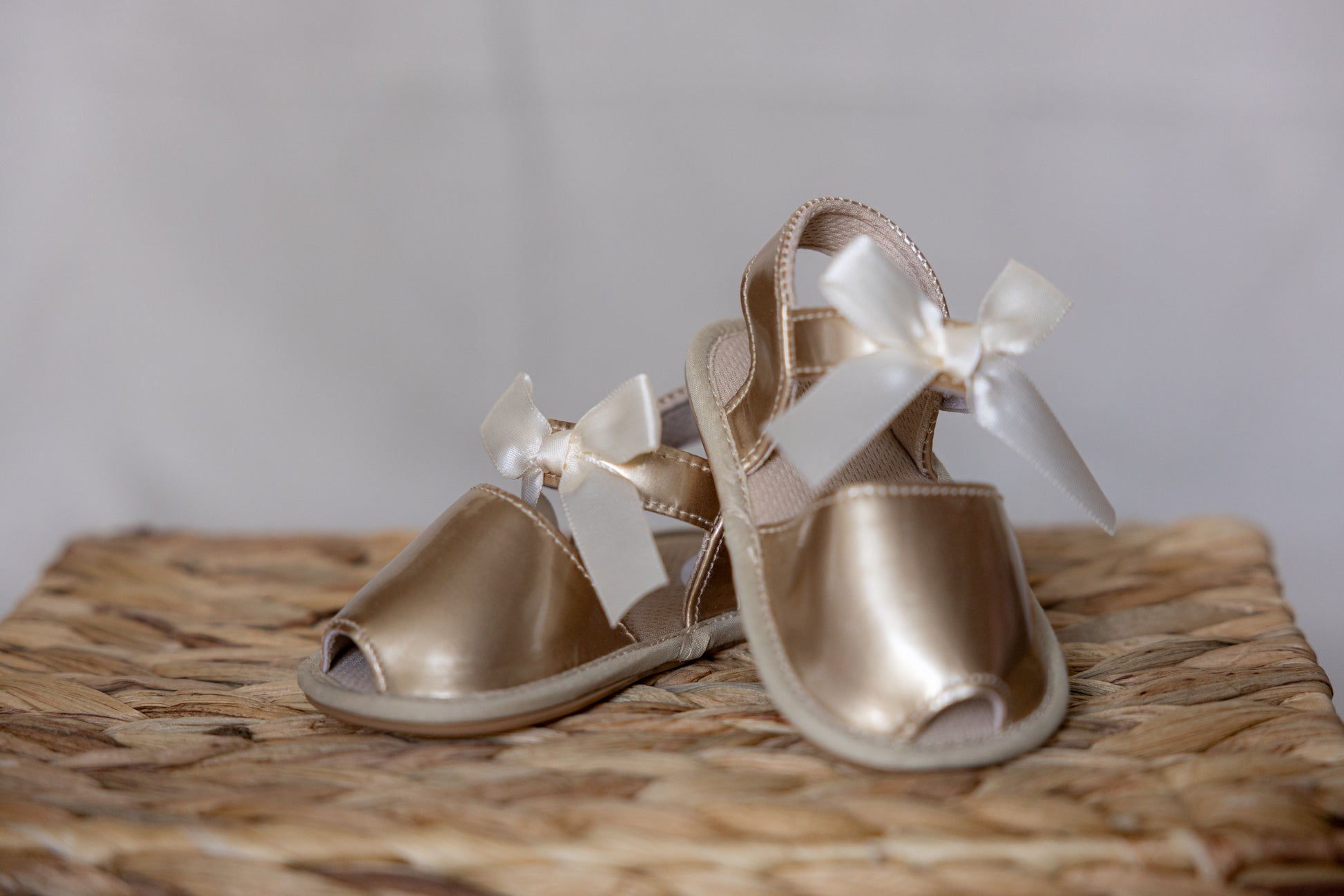 Goudkleurige babysandaaltjes