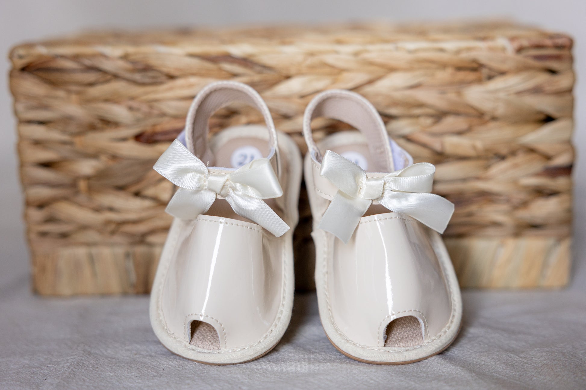 Ecru babysandaaltjes