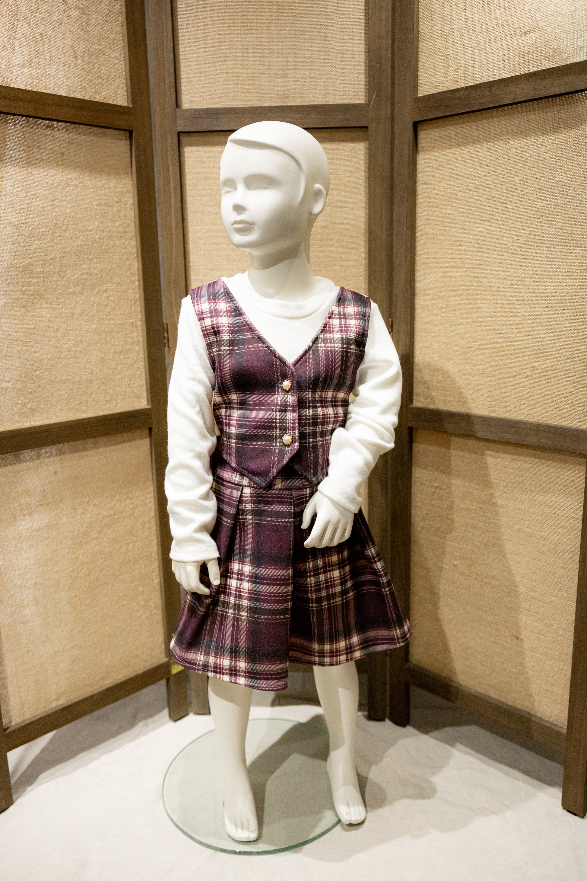 Geruite jurk met creme bovenstukje en gilet