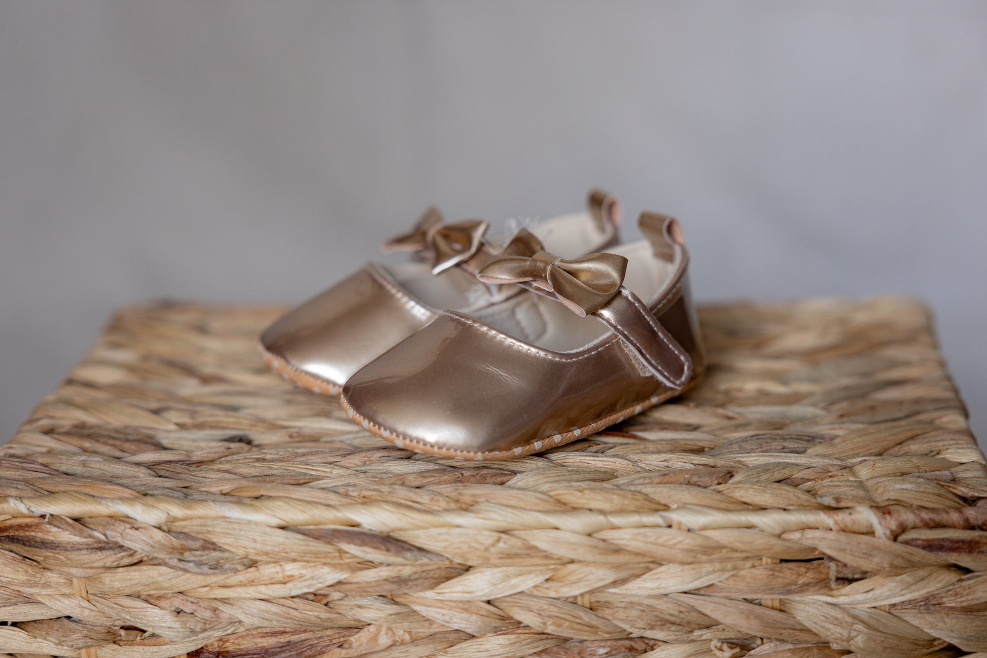 Goudkleurig babyschoentje