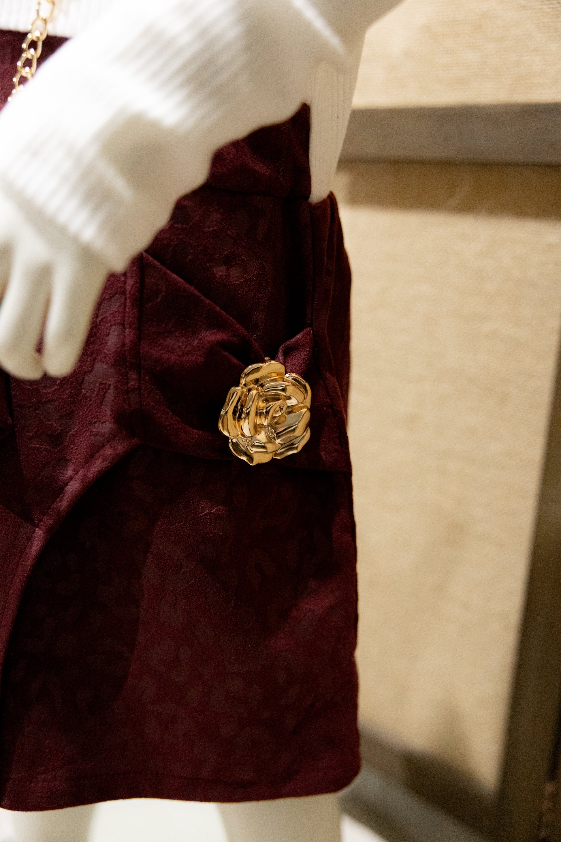 Bordeaux jurk met creme bovenstuk en tasje