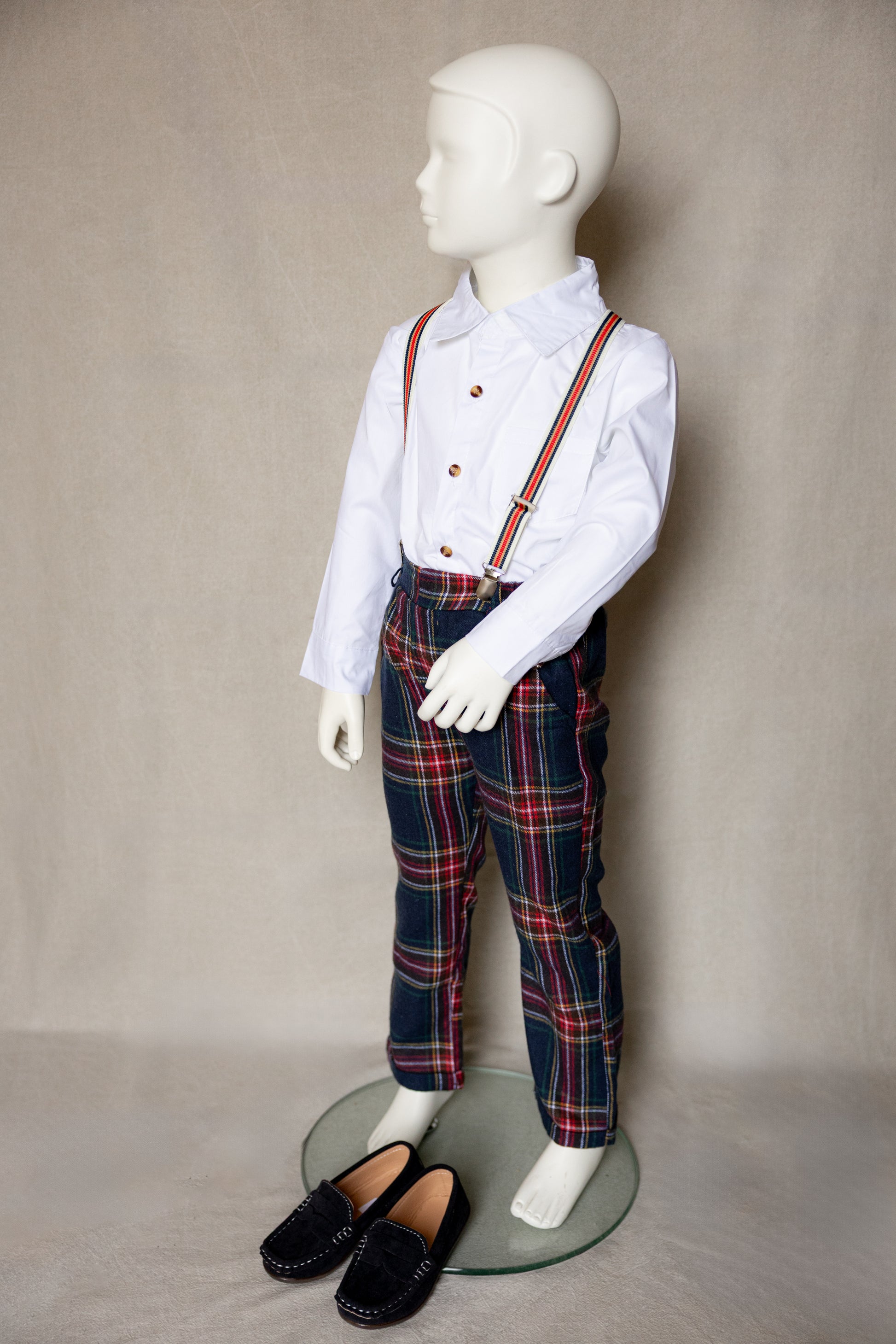 Geblokte broek met witte blouse en bretels