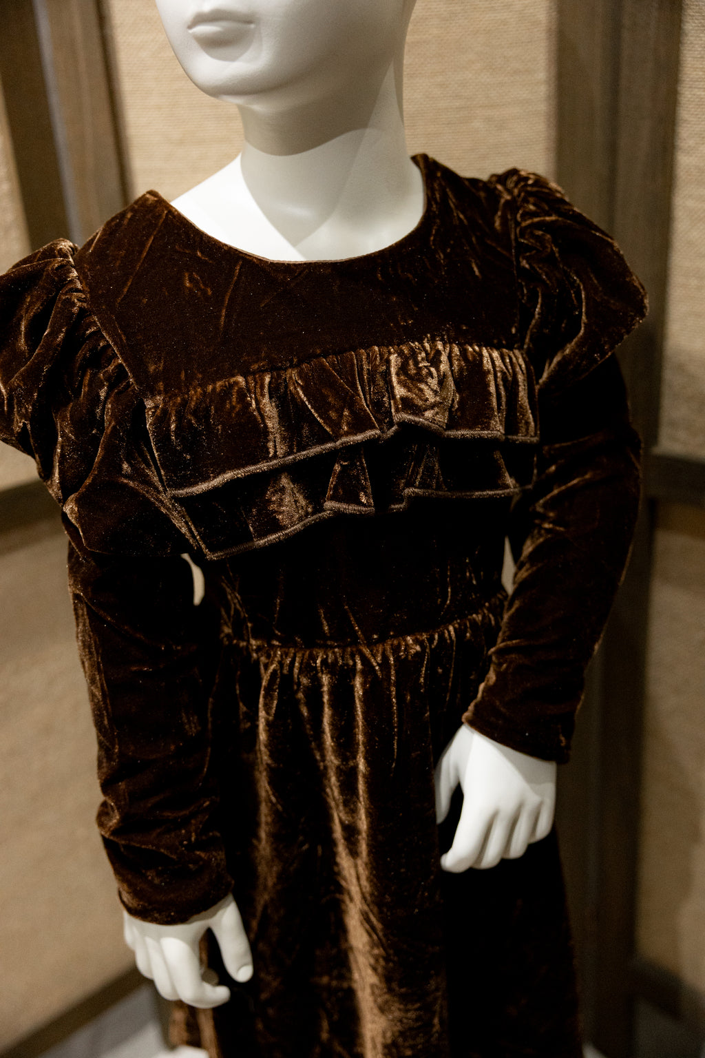 Donkerbruin fluwelen jurkje