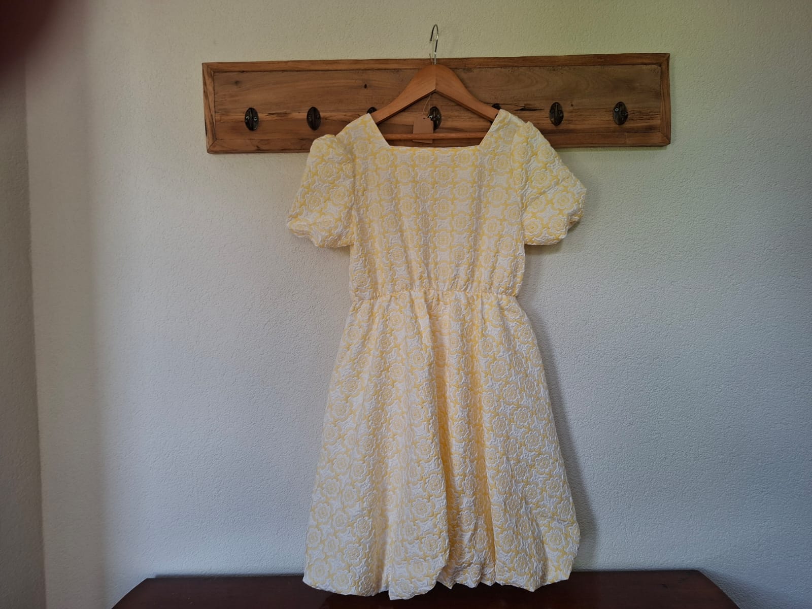 Licht geel/wit ballonjurkje