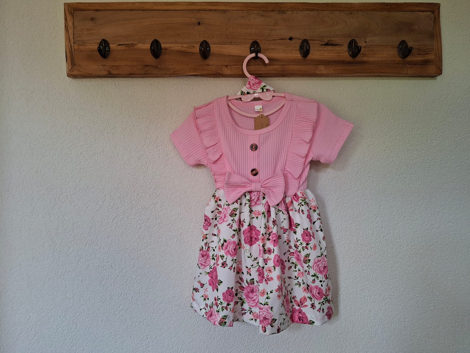 Roze-wit jurkje met bloemen