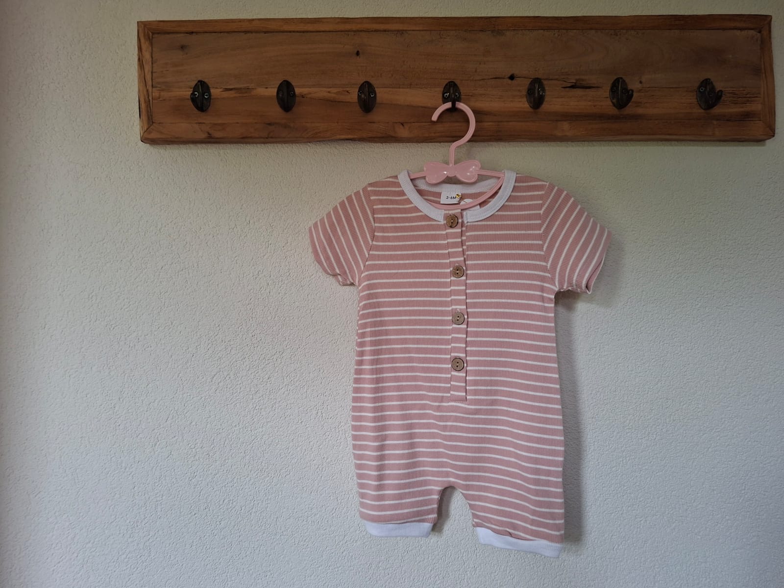 Roze/wit gestreept rompertje