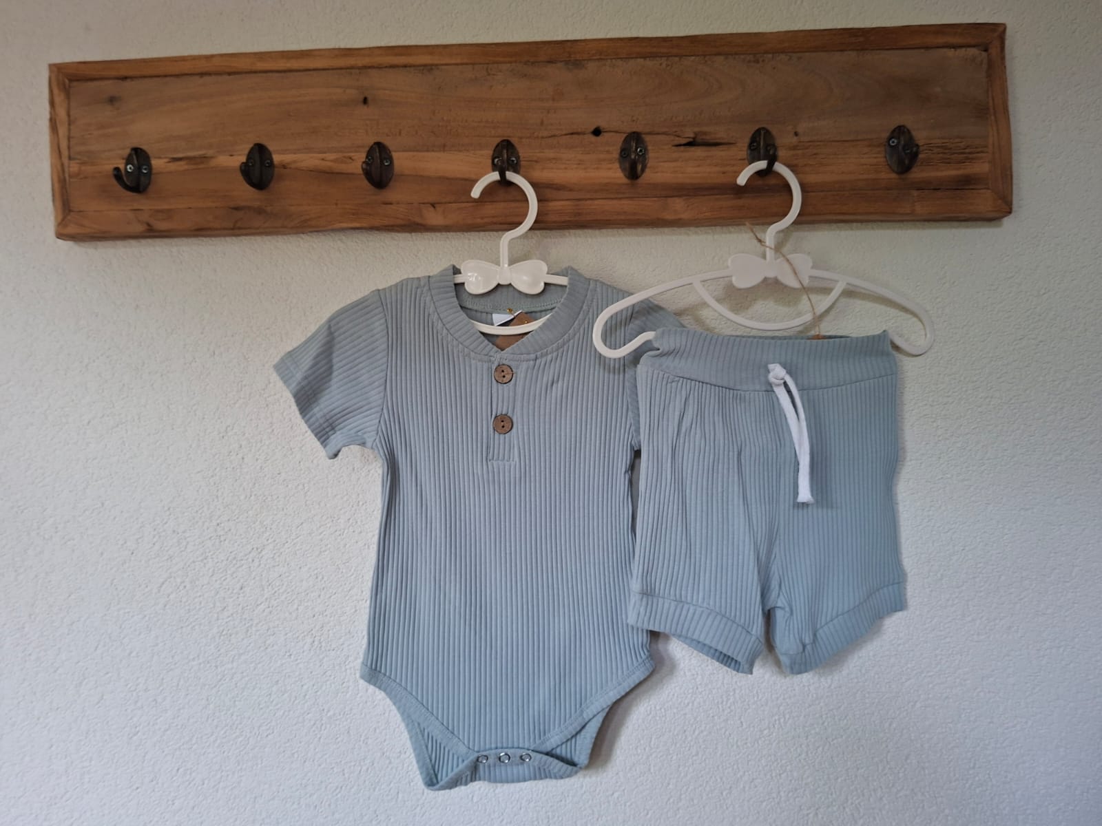 Blauwgrijs rompertje met broekje