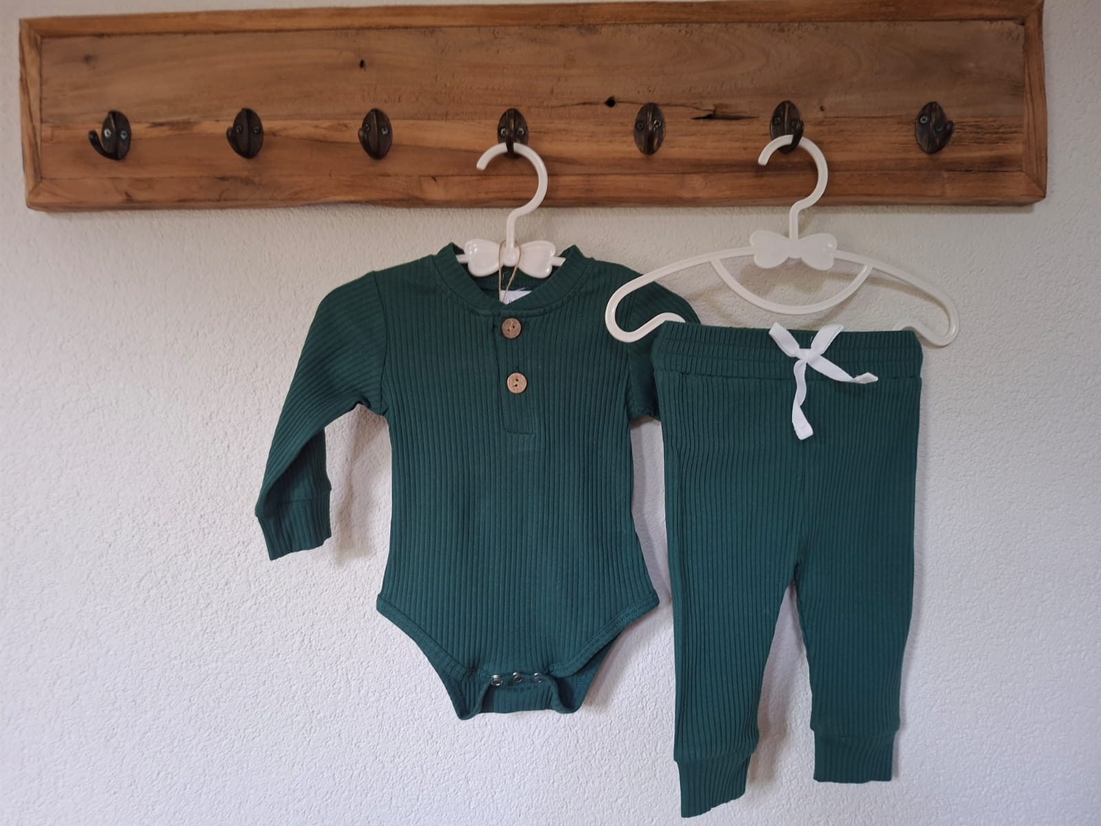 Donkergroen rompertje met broekje