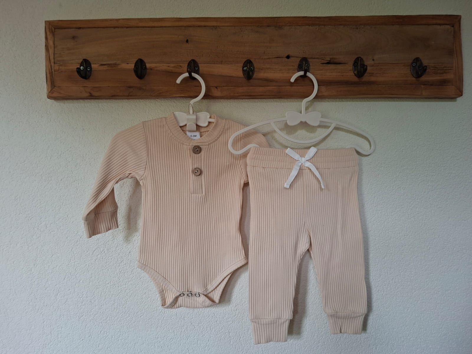 Beige rompertje met broekje